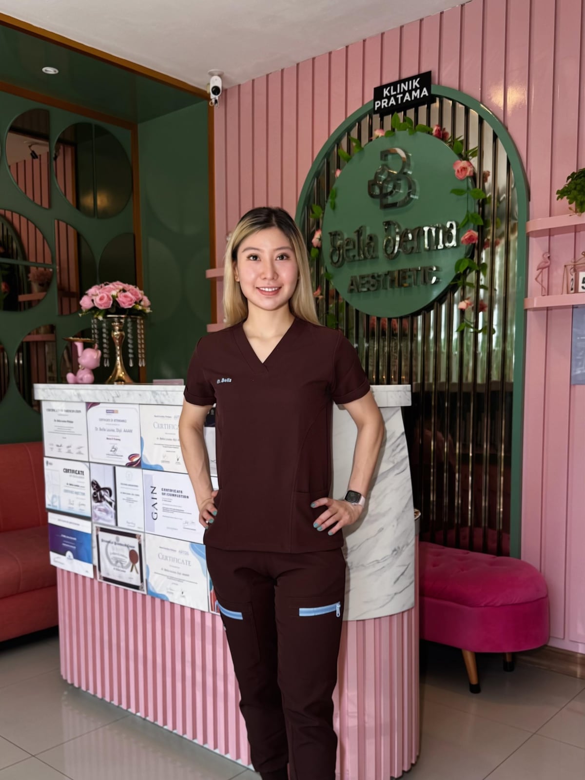 Pasien Bella Derma dengan kulit wajah sehat dan bercahaya sesudah perawatan