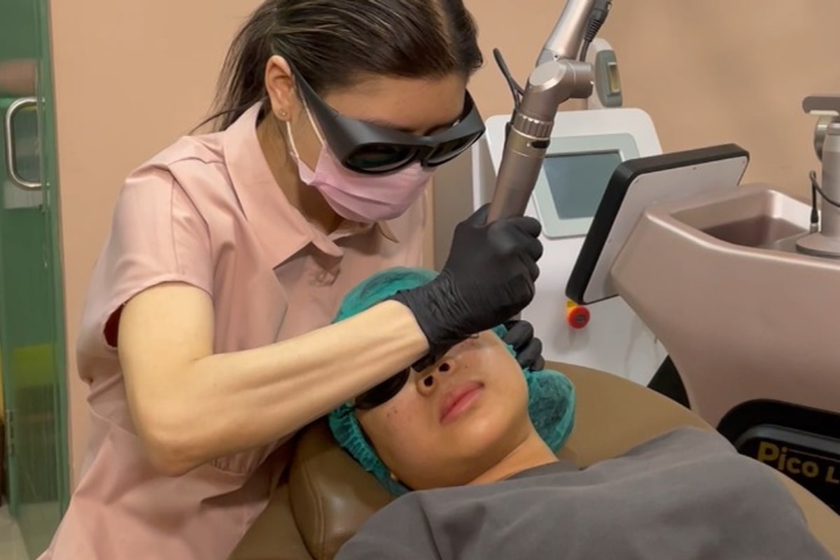 Terapis Bella Derma menjalankan tindakan pico laser, memakai kacamata pelindung laser